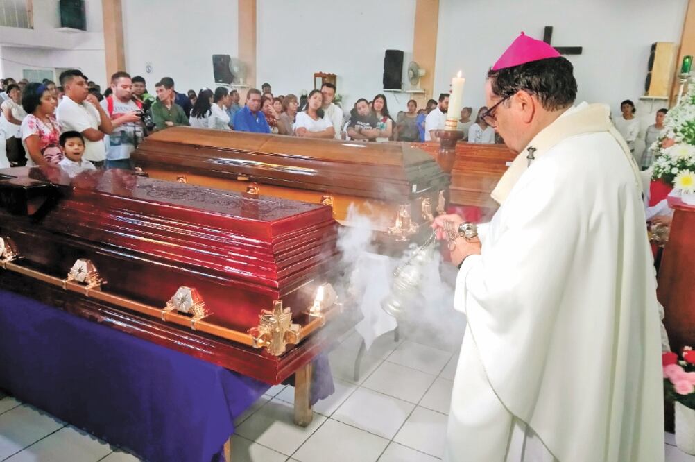 Cinco de los cuerpos fueron llevados a la parroquia de San Pedro y San Pablo, donde el arzobispo Fabio Martínez Castilla ofició una misa por las víctimas. Foto: ÓSCAR GUTIÉRREZ. EL UNIVERSAL