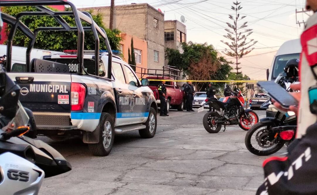 Al lugar llegaron policías de Naucalpan, quienes acordonaron la zona de doble homicidio donde peritos de la Fiscalía contabilizaron al menos 44 casquillos de balas. Foto: especial