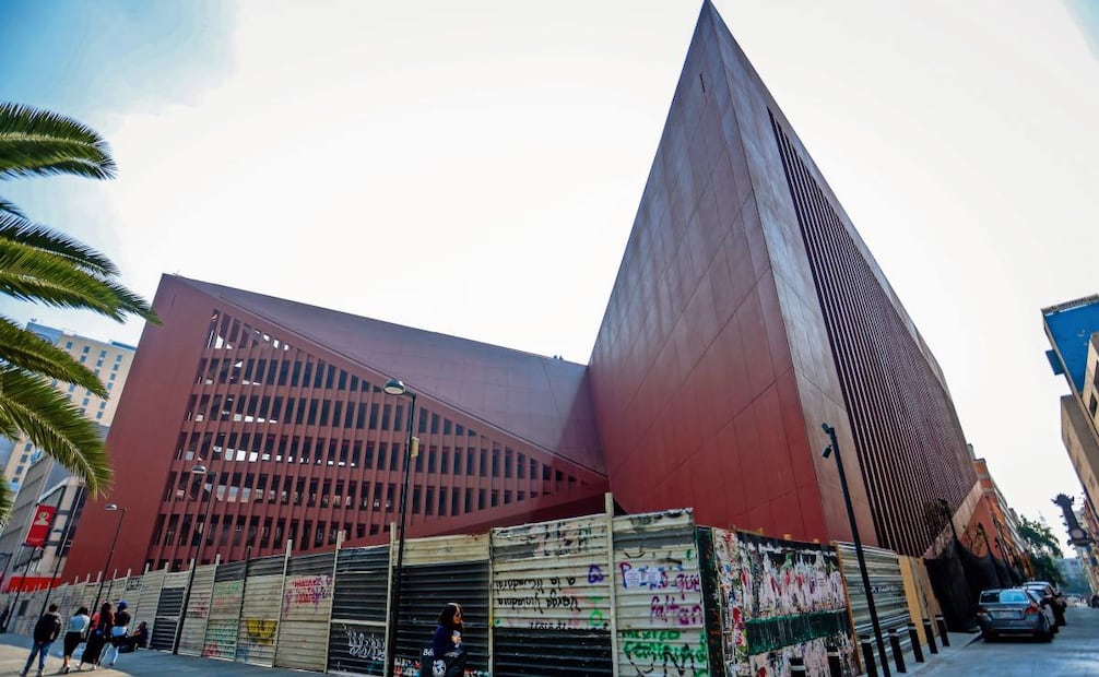 El inmueble, ubicado en Avenida Juárez 92, todavía está cercado. Foto: Luis Camacho / EL UNIVERSAL