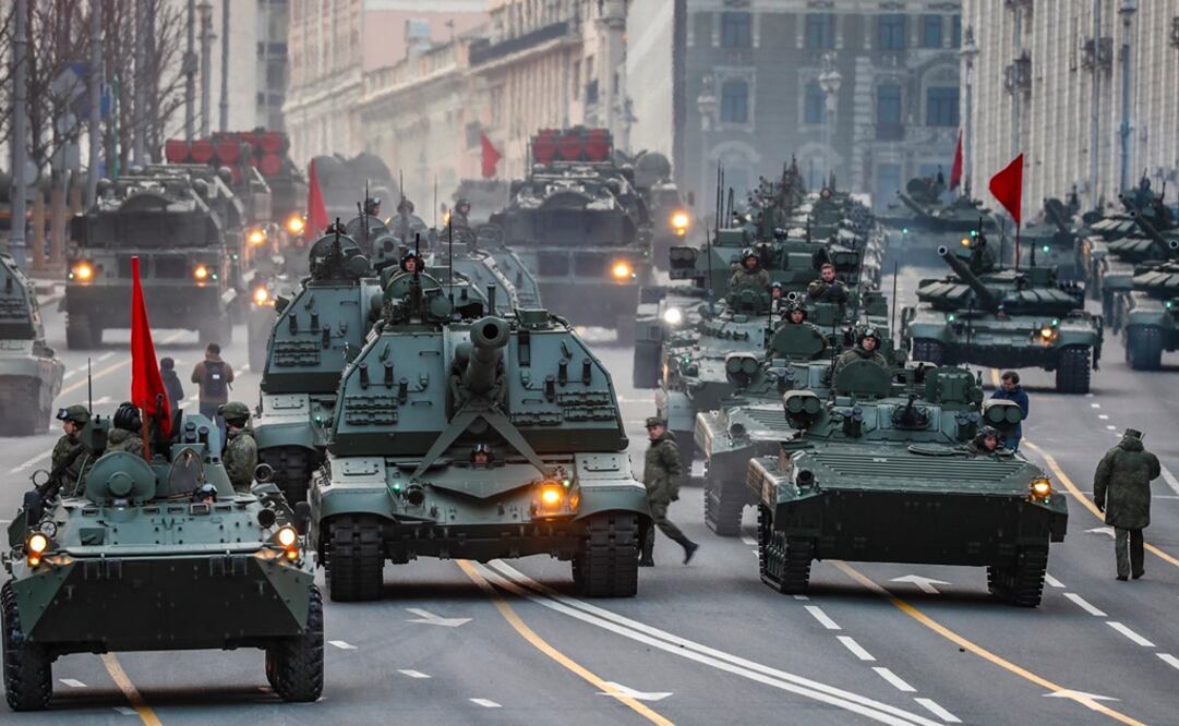 Armas pesadas rusas en la calle Tverskaya durante el ensayo del desfile del Día de la Victoria en Moscú, Rusia. Foto: EFE 