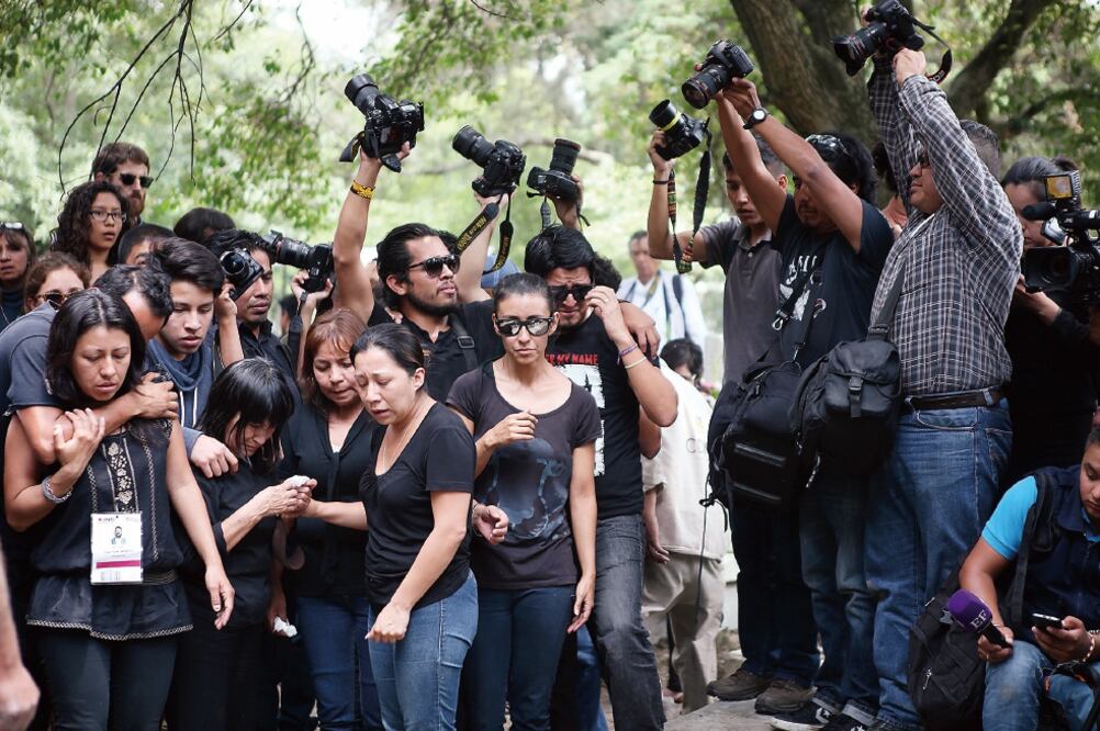Algunos camarógrafos que asistieron al sepelio levantaron sus cámaras en alto como tributo al corresponsal de la revista Proceso (IVÁN STEPHENS. EL UNIVERSAL)
