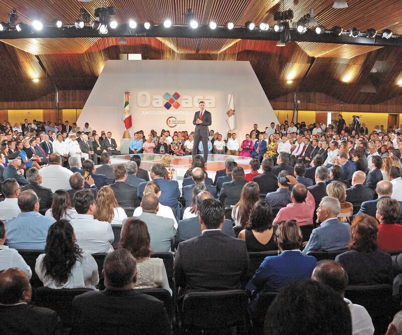 Durante su mensaje, el gobernador Alejandro Murat destacó que en la entidad también se necesitan políticas públicas que empoderen a las mujeres.