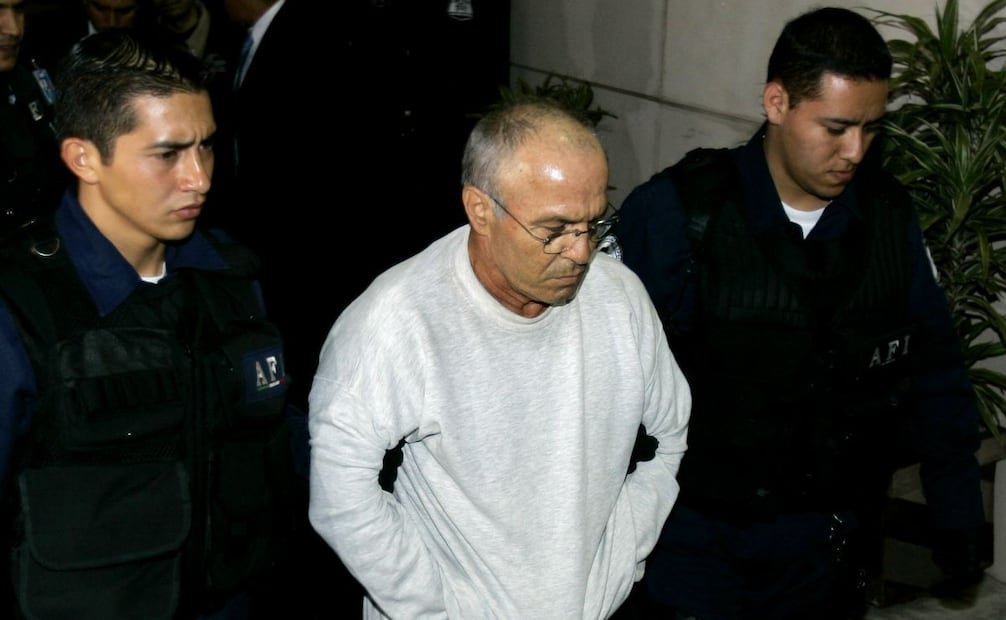 Jean Succar Kuri, en el centro, es escoltado por la policía federal en el aeropuerto de la Ciudad de México, México, el sábado 15 de julio de 2006. Foto: AP
