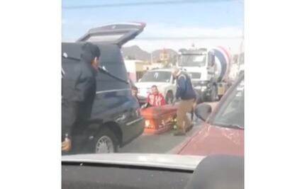 Cae féretro y obstruye tráfico en Saltillo, Coahuila