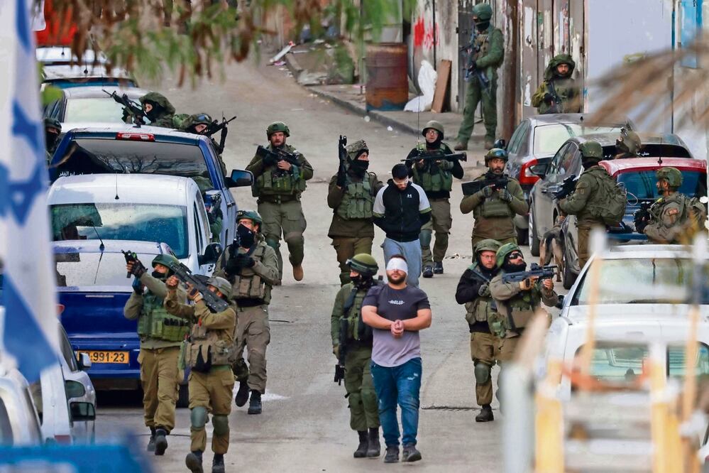 Tropas israelíes detienen a palestinos en el campo de refugiados de Al-Amari, cerca de Ramala. Foto: Jaafar Ashtiyeh / AFP