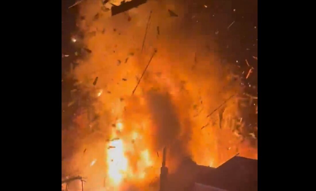 Una casa explotó este lunes 4 de diciembre de 2023 en Arlington, Virginia, cuando la policía se preparaba para realizar un cateo. FOTO: CAPTURA