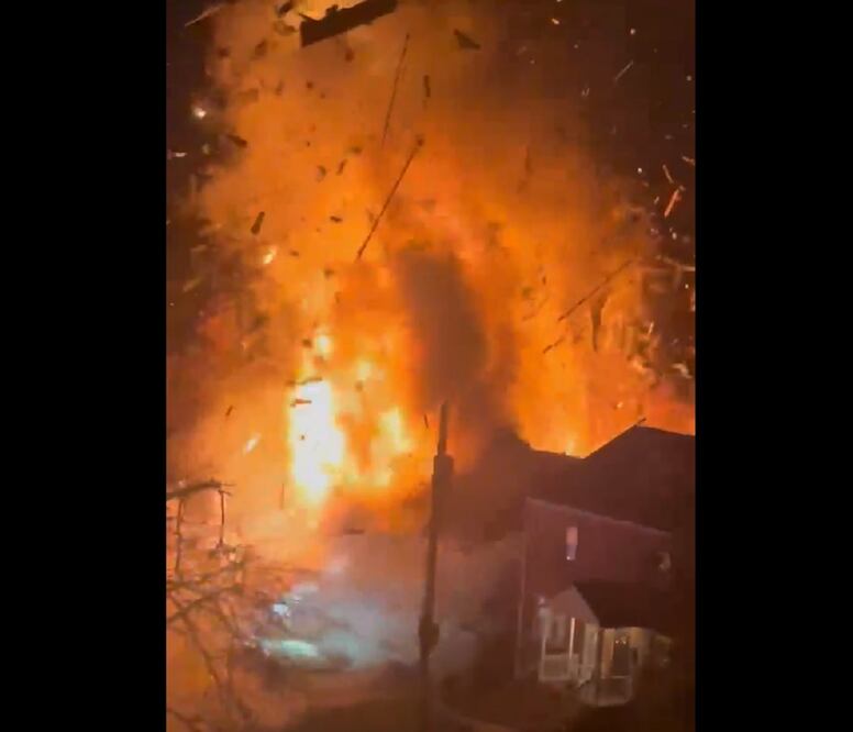 Una casa explotó este lunes 4 de diciembre de 2023 en Arlington, Virginia, cuando la policía se preparaba para realizar un cateo. FOTO: CAPTURA