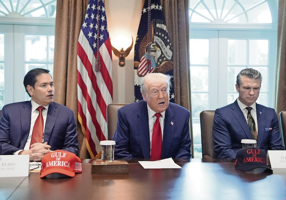 El presidente Donald Trump (cen.), el secretario de Estado de EU, Marco Rubio (izq.), y el jefe del Pentágono, Pete Hegseth, en la Casa Blanca el 30 de abril pasado. Foto: Ken Cedeno /EFE