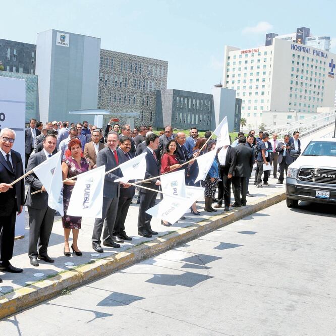 En una ceremonia, autoridades dieron el tradicional banderazo de salida a las diversas unidades de carga que llevan los insumos a los planteles. ESPECIAL
