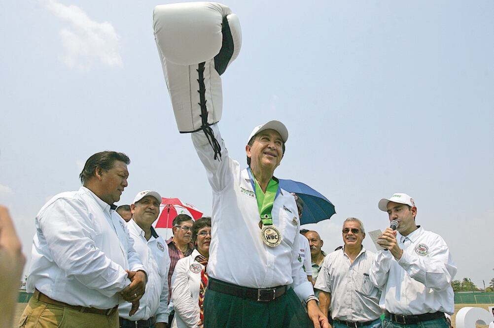 Héctor Yunes Landa, aspirante del Partido Revolucionario Institucional a la gubernatura de Veracruz, recibió ayer el resplado de sus seguidores en el campo de béisbol Carlos Serdán Arechavaleta (ALEJANDRO ACOSTA. EL UNIVERSAL)