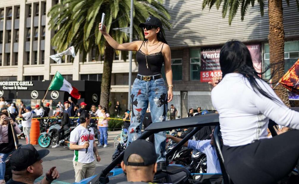 Policías de tránsito detienen rodada de motociclistas encabezada por Sandra Cuevas, que partió desde el Monumento a la Revolución y se dirigía al Ángel de la Independencia. Foto: Hugo Salvador / EL UNIVERSAL
