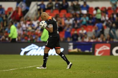 Entre lágrimas, el 'Conejo' Pérez dijo adiós al futbol