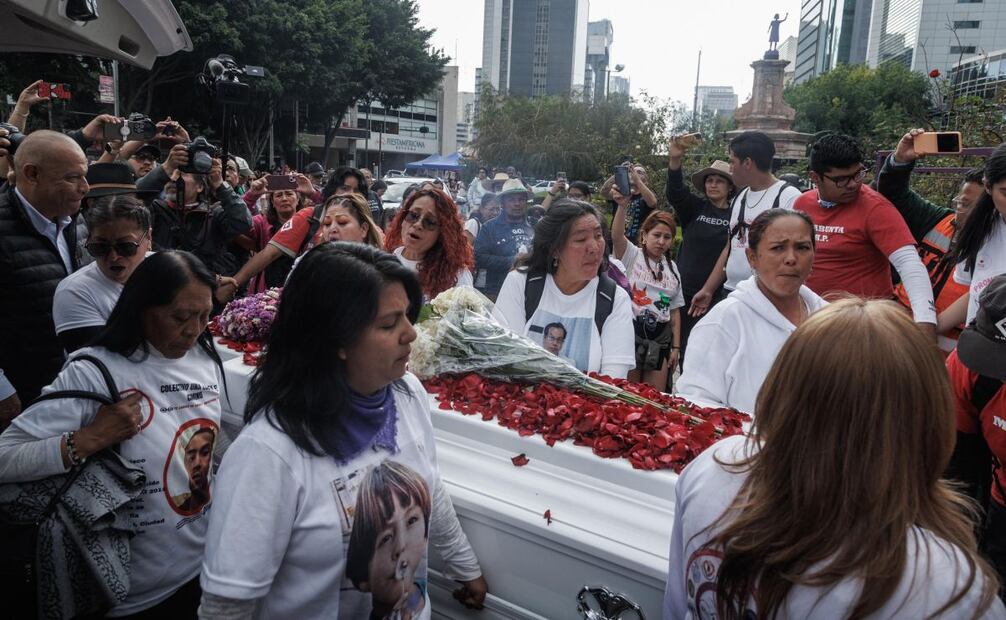 En la glorieta de las mujeres que luchan Jacqueline Palmeros y sus hijos fueron acompañados por amigos y diversos colectivos así como la cantante Vivir Quintana para llevar a cabo un homenaje a Monse Uribe Palmeros. Foto: Yaretzy M. Osnaya/EL UNIVERSAL