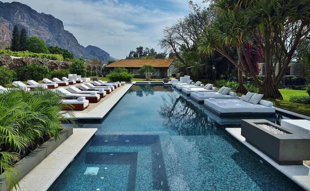 La alberca del hotel Amomoxtli permite admirar el Cerro del Tepozteco. Foto: Cortesía