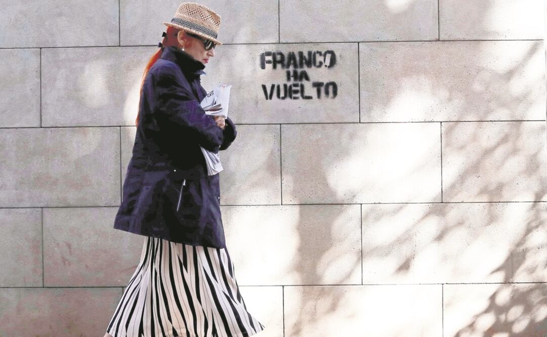 Las medidas anunciadas por el gobierno español contra la Generalitat son comparadas por independentistas con el régimen de Francisco Franco. (GONZALO FUENTES. REUTERS)