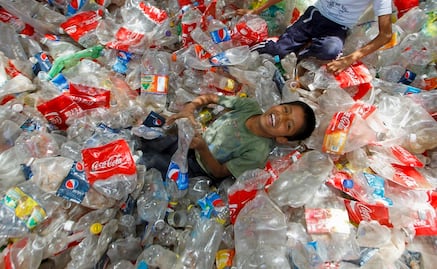 Cada minuto se compran en el mundo un millón de botellas de plástico