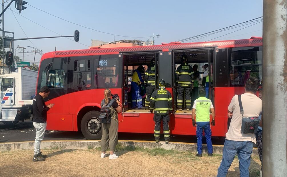 Choque entre Metrobús y camión de carga deja varios lesionados. Foto: Juan Carlos Williams