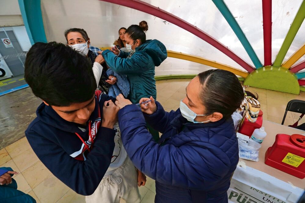 Las personas acuden a vacunarse contra influenza y Covid
