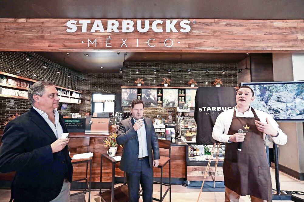 Federico Tejado (Alsea) y Francisco Demesa (Starbucks), durante la apertura (ALEJANDRO ACOSTA. EL UNIVERSAL)