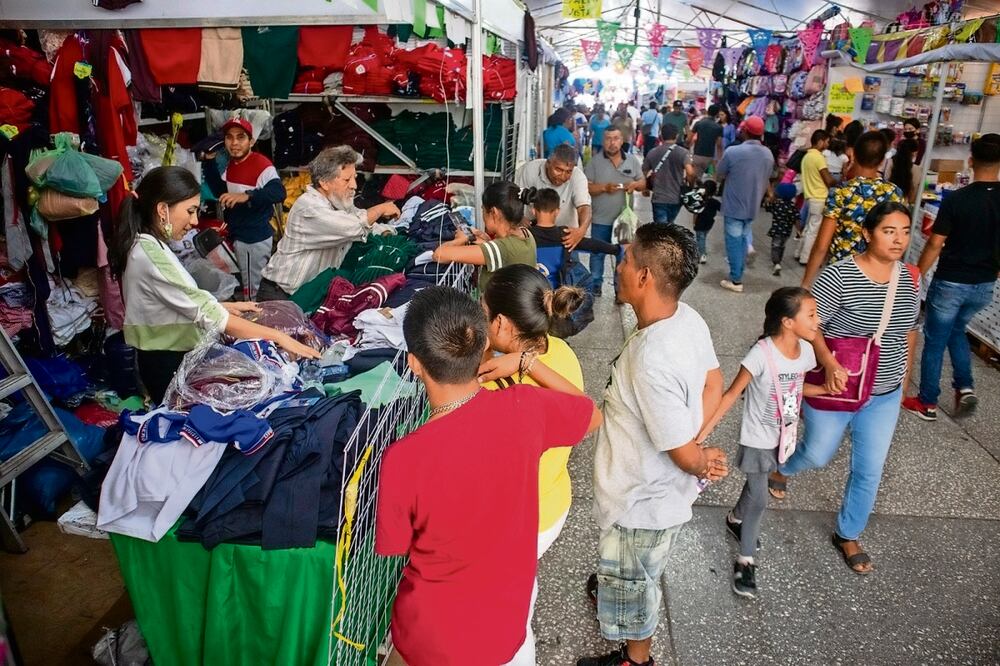 Muchas familias recorren los puestos, miran los útiles, preguntan por los precios, pero no compran. Foto: Óscar Guerrero / EL UNIVERSAL