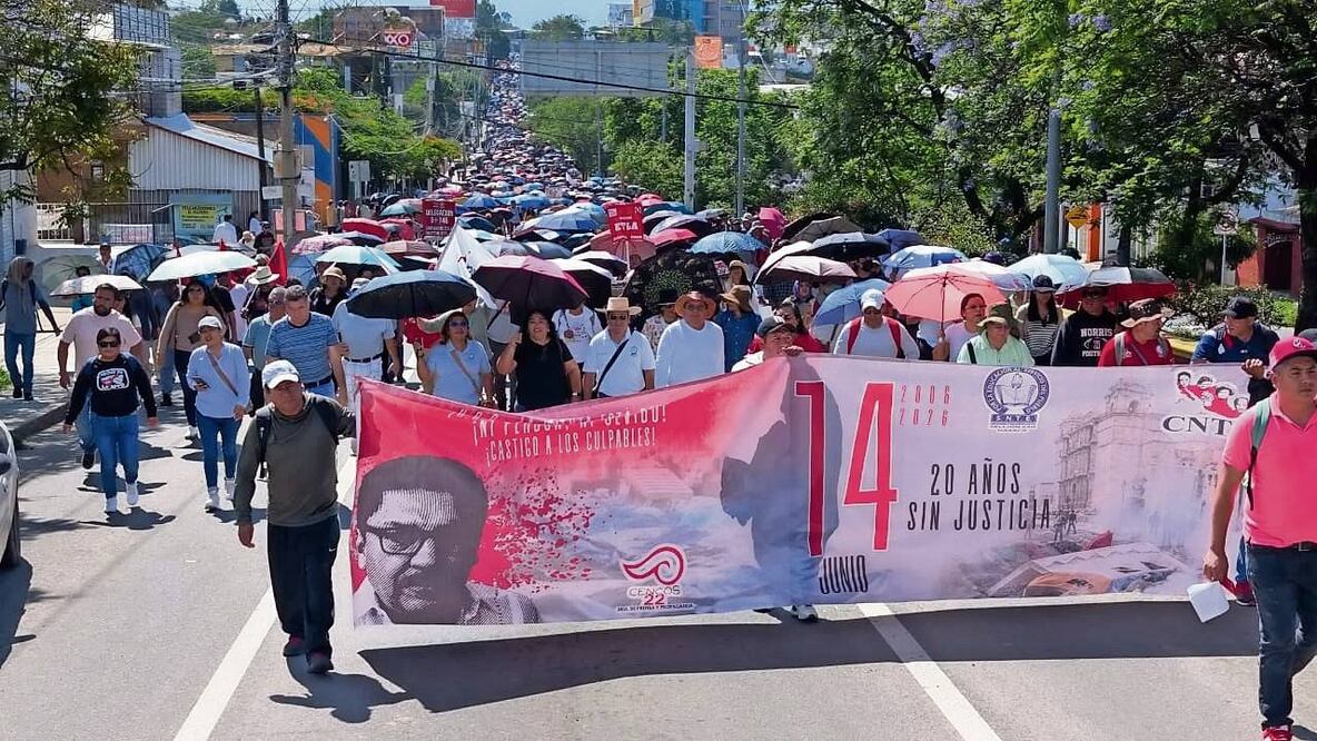 Miles de personas marcharon de las antiguas oficinas del Instituto Estatal de Educación Pública de Oaxaca (IEEPO) hacia el zócalo de la ciudad. Foto: Juan Carlos Zavala / EL UNIVERSAL