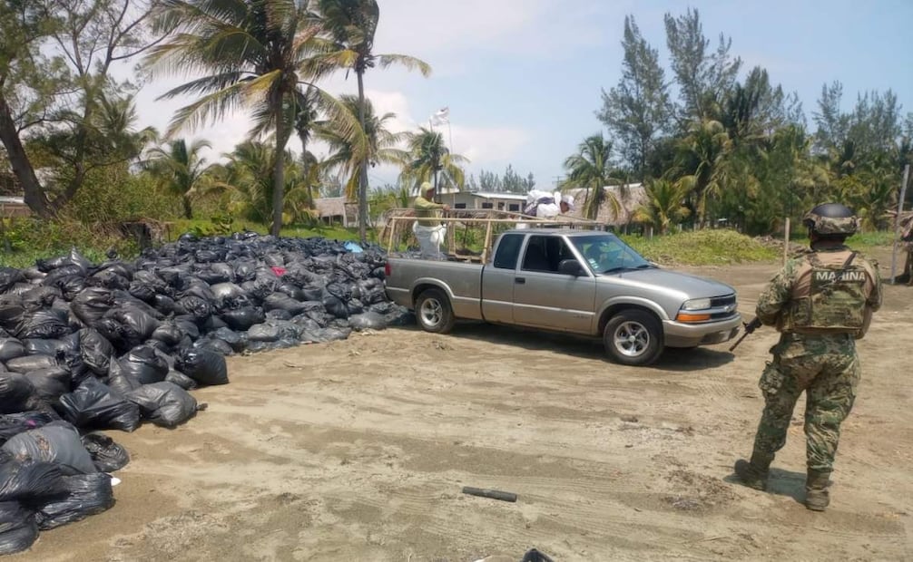 Bolsas localizadas en playas de Pajapan y Alvarado, Veracruz, contienen sargazo y no chapopote, reporta la Secretaría de Marina (12/04/2026). Foto: Semar