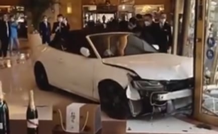 "¡Se volvió loco!": hombre estrella su automóvil contra un hotel en Shanghái