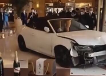 "¡Se volvió loco!": hombre estrella su automóvil contra un hotel en Shanghái