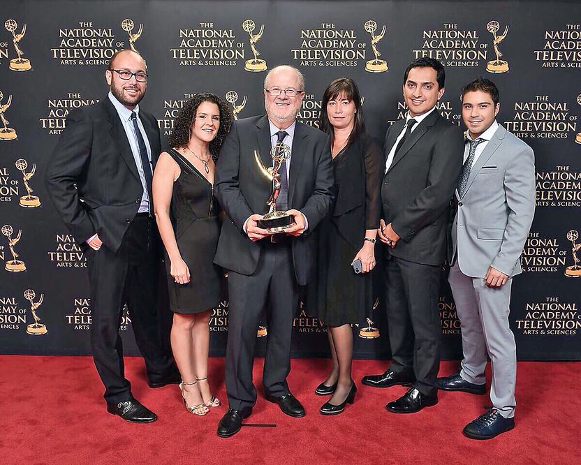 Estebán Román (segundo de derecha a izquierda) fue galardonado por cobertura del caso Ayotzinapa y por la serie Los Nuevos Narcotesoros (PREMIOS EMMY)