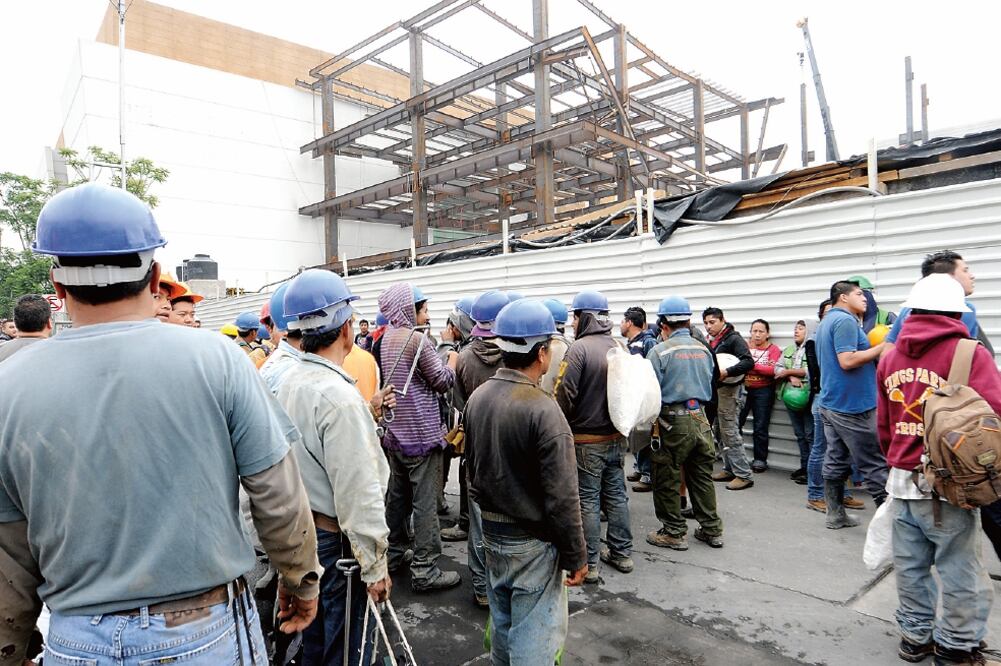 Algunos trabajadores lograron acceder ayer al predio para remover las vigas que quedaron retorcidas (Especial)