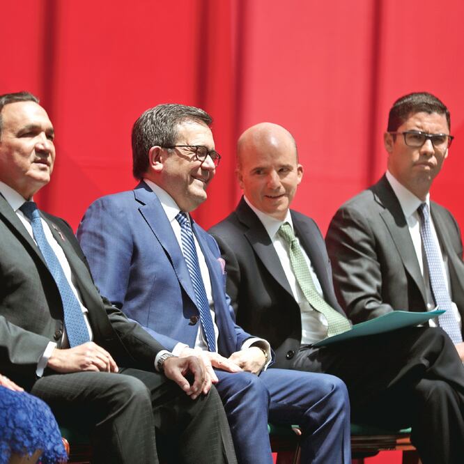 El jefe del SAT, Osvaldo Santín (primero de derecha a izquierda), dijo que la reforma al código fiscal busca promover el uso de la factura electrónica. (ALEJANDRA LEYVA. EL UNIVERSAL)