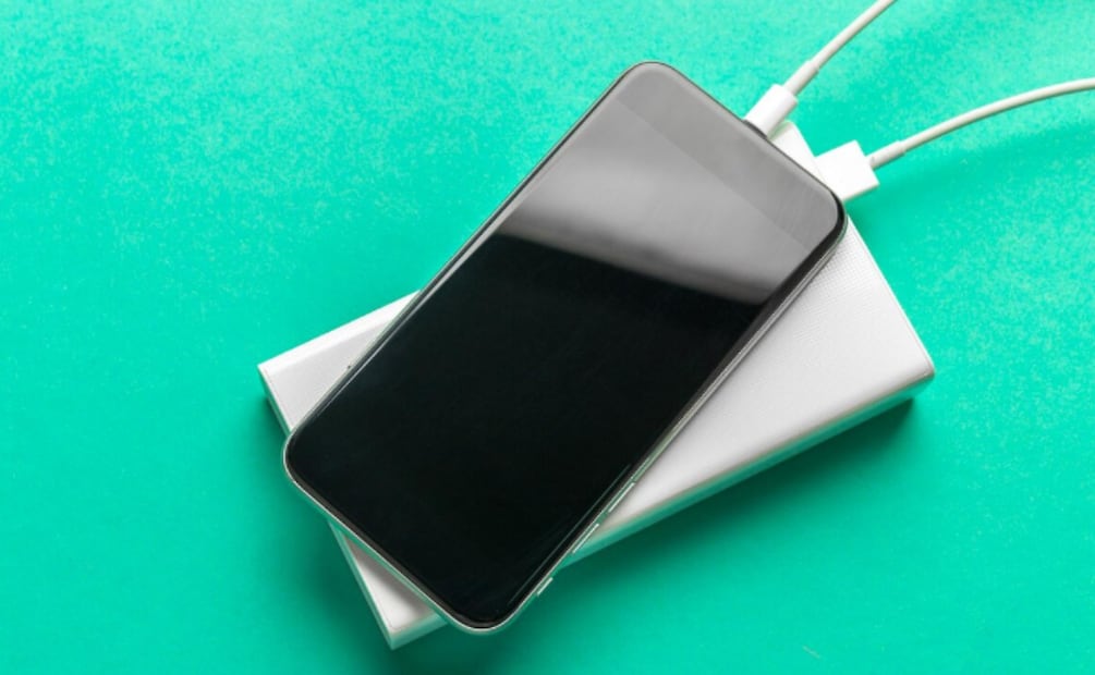 Para que corrobores los vatios de tu pila inalámbrica o portátil, fíjate en su etiqueta. Foto: Freepik