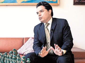 Senador del PRD pide mover narcoseries; no ha visto una