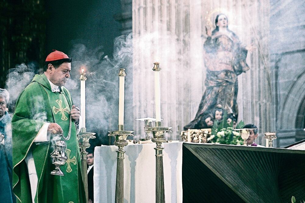 El cardenal Norberto Rivera Carrera afirmó ayer que una sociedad moderna está abierta al diálogo. Señaló, en su homilía en la Catedral Metropolitana, que los creyentes tienen derecho a que se respete su fe (ALEJANDRO ACOSTA. EL UNIVERSAL)