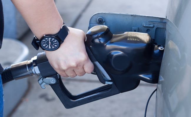 A qué hora no es recomendable cargar gasolina en época de calor