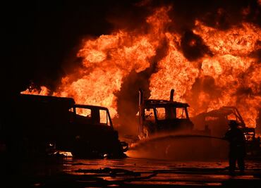 VIDEO. Bomberos de New Hampshire luchan contra el fuego masivo tras el incendio de varios petroleros