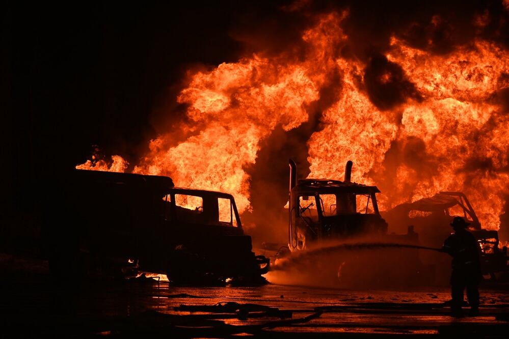 Se ven carrocerías de camiones quemadas envueltas en llamas al rojo vivo, por el incendio en New Hampshire. Foto: Departamento de Bomberos de Exeter