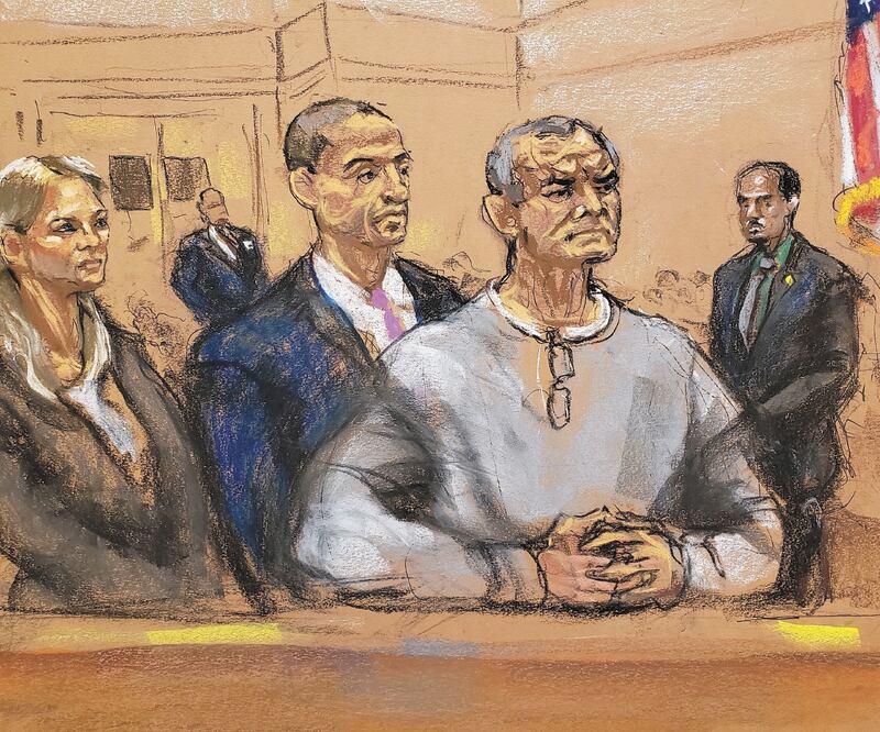 Genaro García Luna se veía preocupado y buscaba constantemente a su esposa y a sus dos hijos, presentes en la comparecencia. Foto: REUTERS