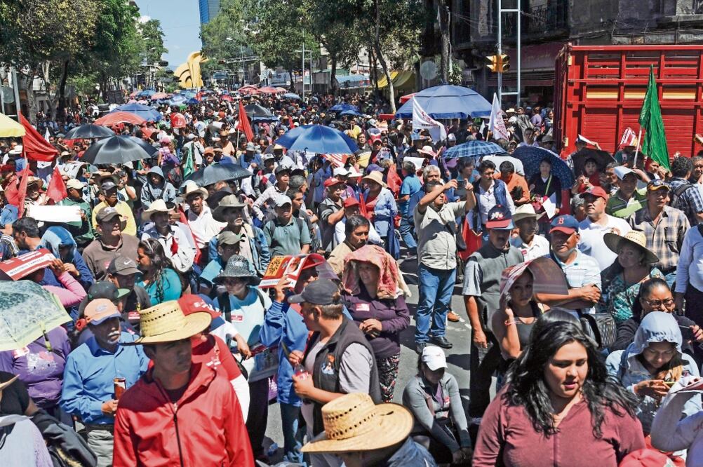 Campesinos de diversos estados se concentraron sobre la avenida Bucareli para demandar que se respete el presupuesto al campo, ya que se prevé un recorte de 300 mil millones de pesos (DIEGO SIMÓN SÁNCHEZ. CUARTOSCURO)