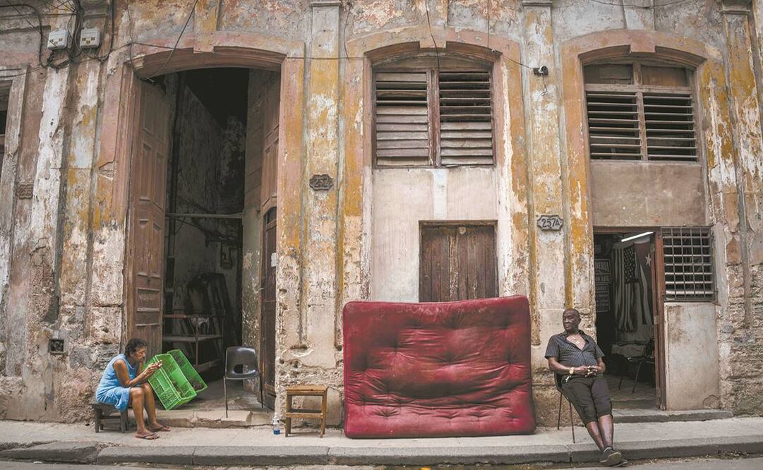 Una mujer vende aguacates afuera de un inmueble en La Habana. Este lunes se cumple un año de las protestas contra el régimen que fueron duramente reprimidas. Foto: Ramón Espinosa/EL UNIVERSAL