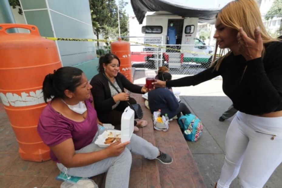 Reparten comida a familiares de pacientes de hospital en Toluca