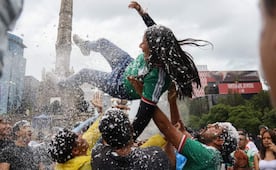 La fiesta juega tiempo extra; el Ángel reúne el último festejo mundialista