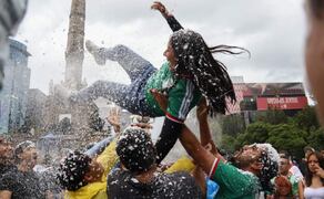 La fiesta juega tiempo extra; el Ángel reúne el último festejo mundialista.
Foto: Karla Guerrero| El Universal