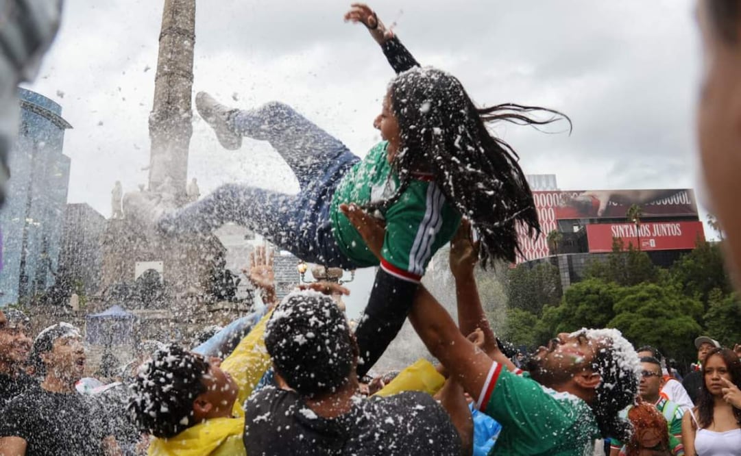 La fiesta juega tiempo extra; el Ángel reúne el último festejo mundialista.
Foto: Karla Guerrero| El Universal
