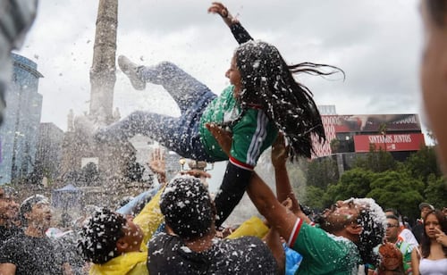 La fiesta juega tiempo extra; el Ángel reúne el último festejo mundialista