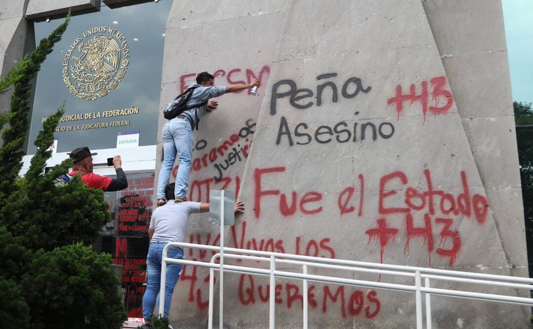 Manifestantes realizan pintas en edificio del CJF por caso Ayotzinapa