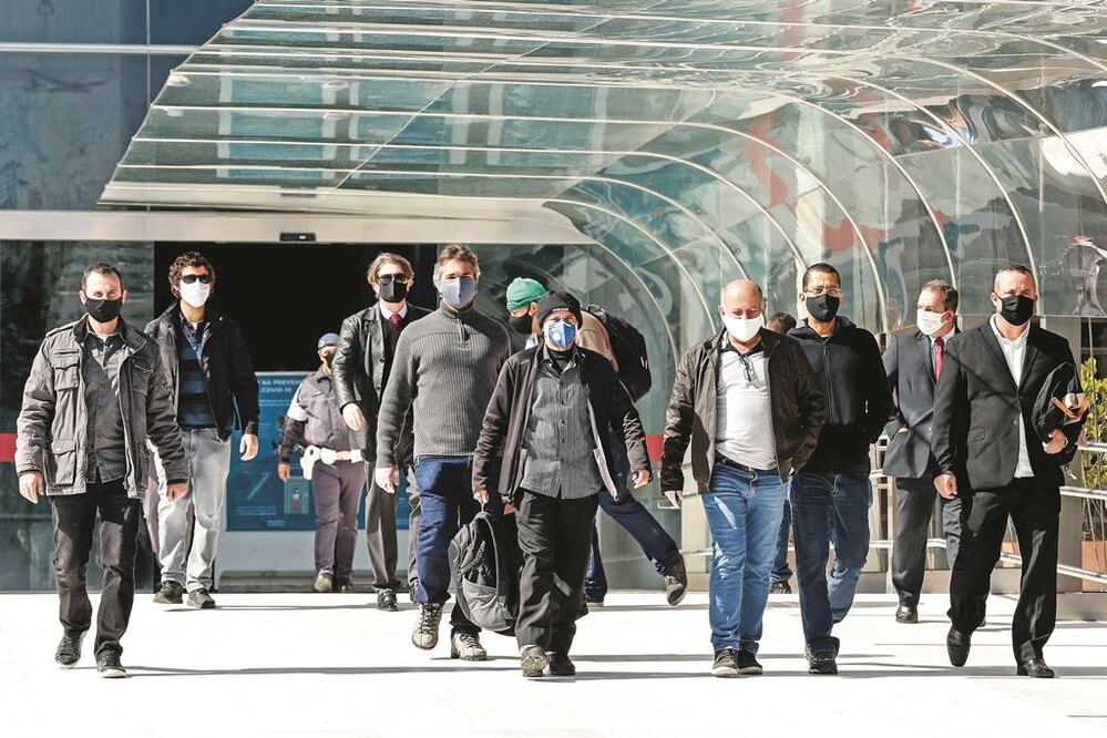 La Policía Federal de Brasil allanó ayervarios domicilios en el marco de unainvestigación sobre divulgación de fakenews contra el Tribunal Supremo. SEBASTIAO MOREIRA. EFE