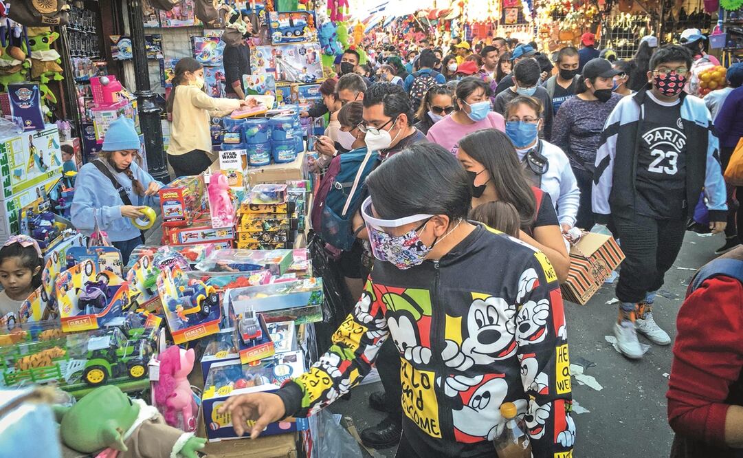Caminar por las calles del Centro Histórico es complicado para los capitalinos y los visitantes, debido al comercio informal que redujo los espacios con puestos sobre la vía pública. Foto: Diego Simón. EL UNIVERSAL
