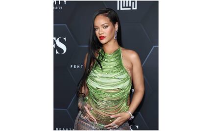 Rihanna posa y presume su embarazo