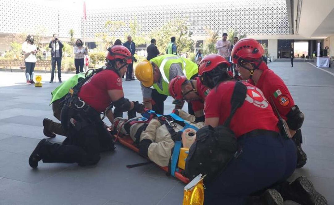 En la simulación, el personal de protección civil atendió dos escenarios de rescate. Foto: Especial